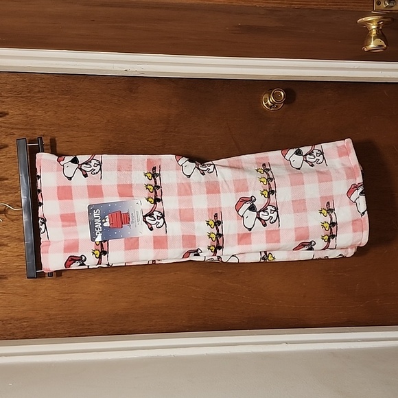 Brand new Berkshire Peanuts Snoopy Pink Holiday Blanket - Picture 7 of 8